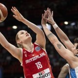 Lin Schwarz (à gauche) et la Suisse ont fait jeu égal en première mi-temps avant de voir la Grèce prendre le large. KEYSTONE/ALESSANDRO DELLA VALLE